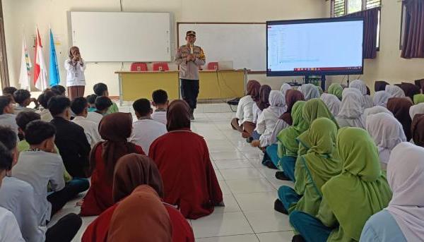 AKP Ikin Sodikin Edukasi Kamtibmas kepada Murid Baru SMAN 2 Pagaden