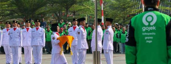 Ikut Upacara 17 Agustus Driver Ojol Kibarkan Bendera Merah Putih