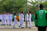 Ikut Upacara 17 Agustus Driver Ojol Kibarkan Bendera Merah Putih