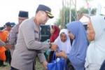 Kapolres Tangkot Buka Ruang Dialog dan Bagi Bansos ke Warga